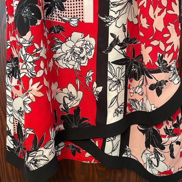 Thalia Sodi faux wrap sleeveless halter to with geometric floral print - Picture 8 of 8